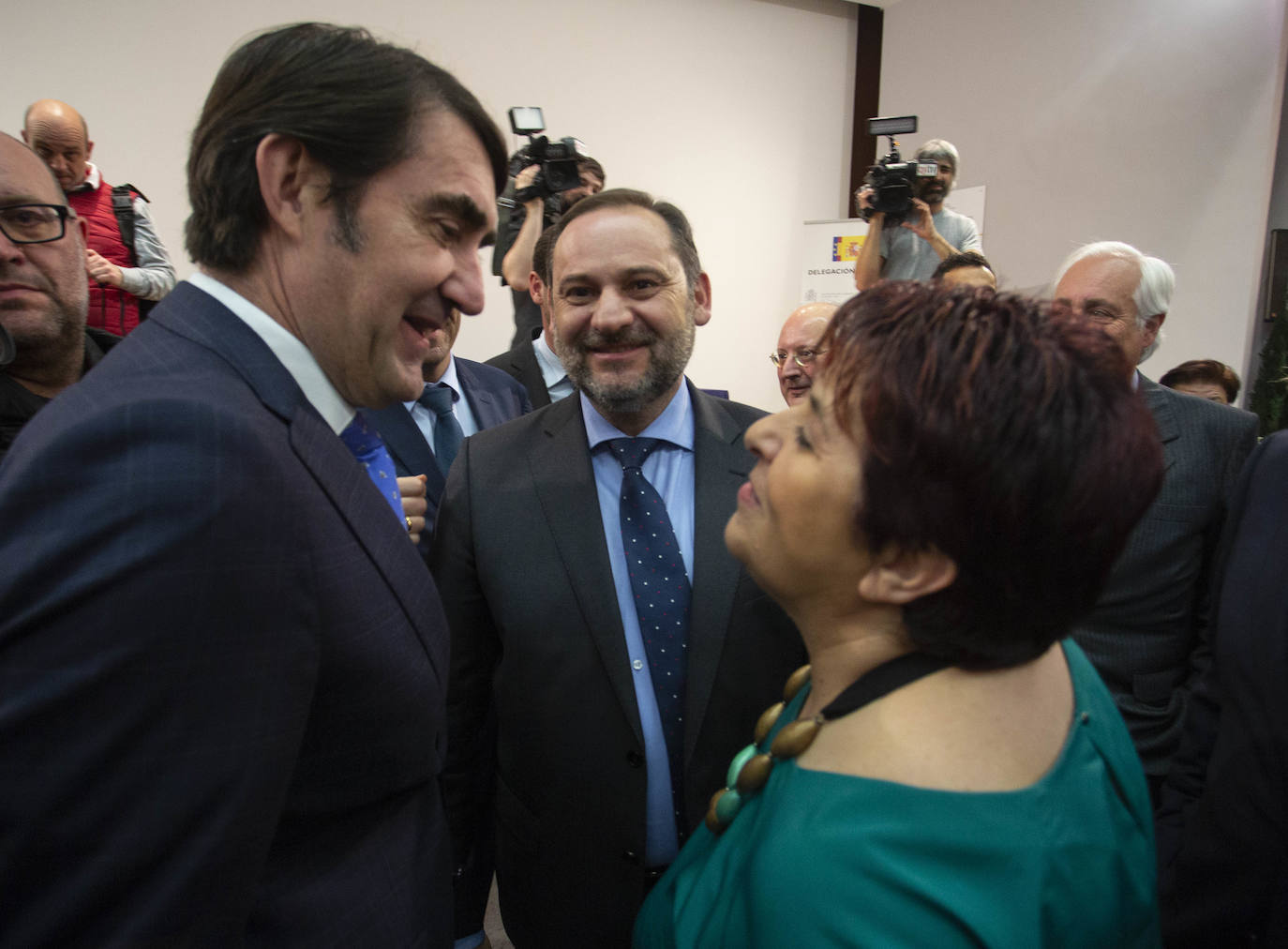 En el patio de butacas se encontraban los sindicatos, universidades, organizaciones agrarias, rivales políticos como Martín Fernández (edil de Cs en Valladolid) y Javier García Bartolomé (concejal de Vox en Valladolid), los vicepresidentes de la Diputación Guzmán Gómez y Víctor Alonso o el alcalde de la ciudad, Óscar Puente.