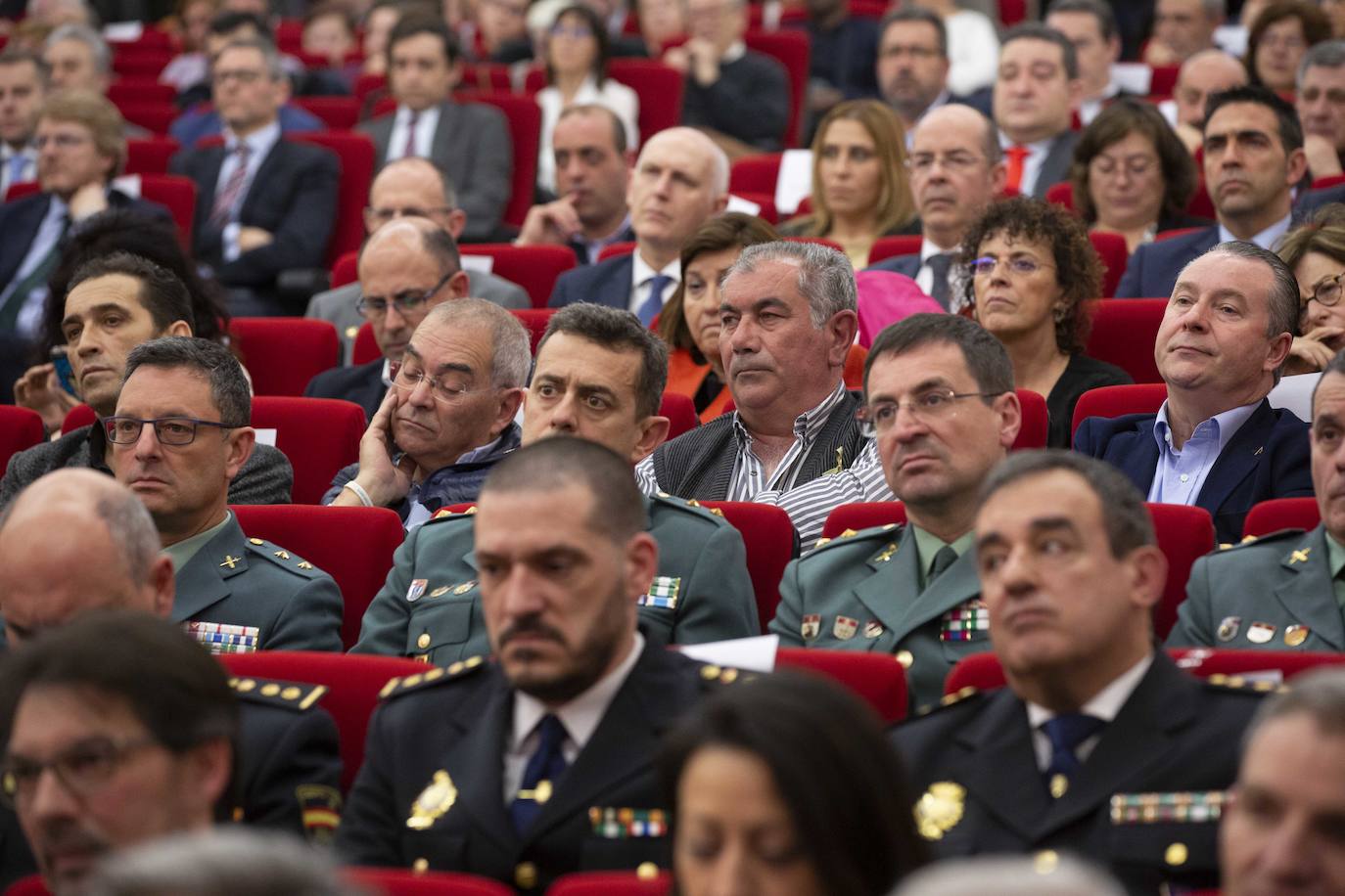 En el patio de butacas se encontraban los sindicatos, universidades, organizaciones agrarias, rivales políticos como Martín Fernández (edil de Cs en Valladolid) y Javier García Bartolomé (concejal de Vox en Valladolid), los vicepresidentes de la Diputación Guzmán Gómez y Víctor Alonso o el alcalde de la ciudad, Óscar Puente.