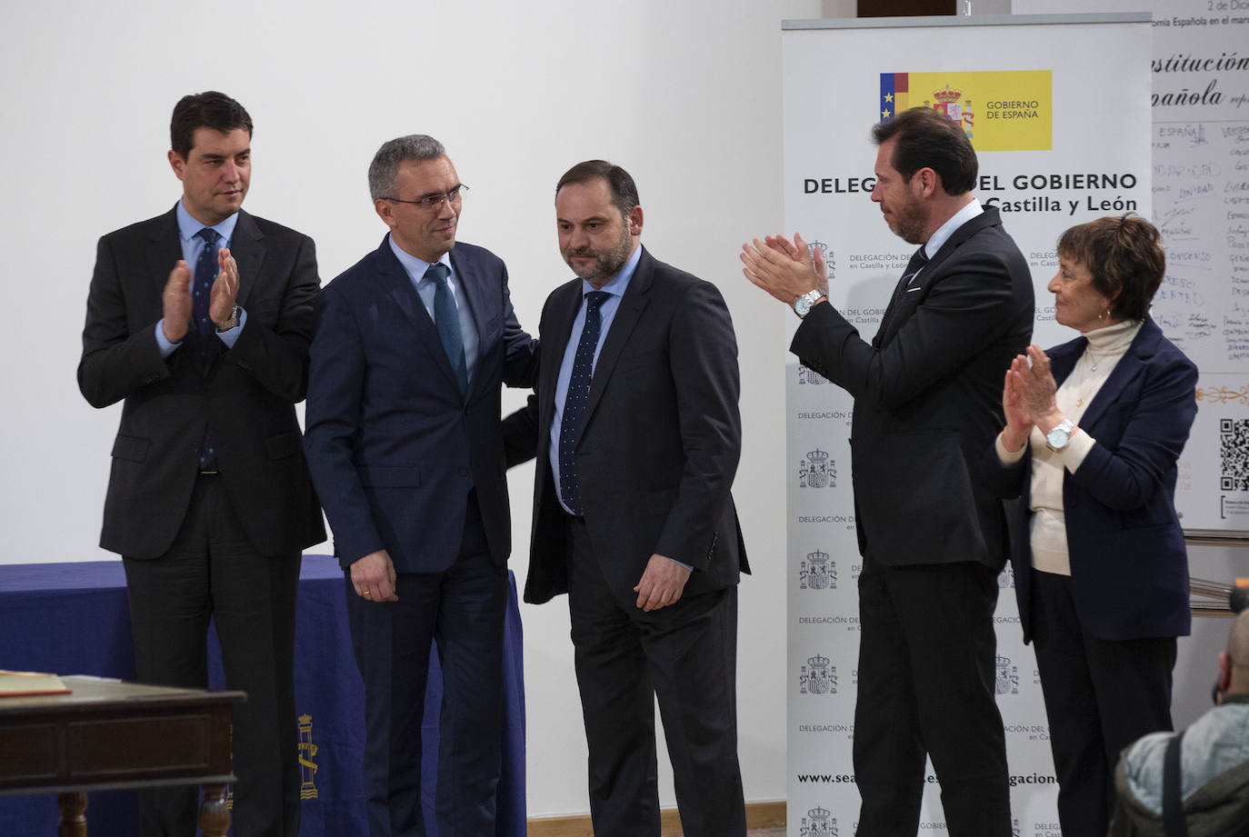 En el patio de butacas se encontraban los sindicatos, universidades, organizaciones agrarias, rivales políticos como Martín Fernández (edil de Cs en Valladolid) y Javier García Bartolomé (concejal de Vox en Valladolid), los vicepresidentes de la Diputación Guzmán Gómez y Víctor Alonso o el alcalde de la ciudad, Óscar Puente.