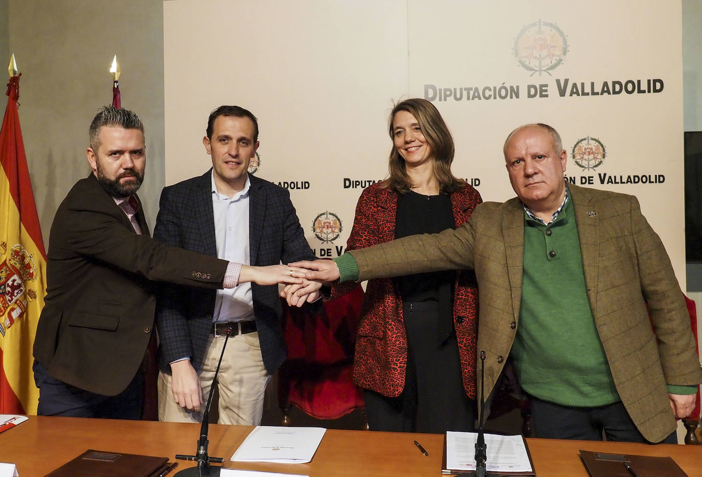 El presidente de la Diputación de Valladolid, Conrado Íscar, la presidenta de la CVE, Ángela de Miguel, y los máximos representantes provinciales de los sindicatos UGT y CCOO, Juan Pedro Martín y Gonzalo Franco, respectivamente, firman el nuevo acuerdo del Diálogo Social de la provincia de Valladolid para este año.