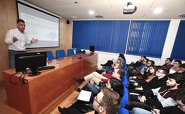 Intervención de Paco González en la Facultad de Ciencias