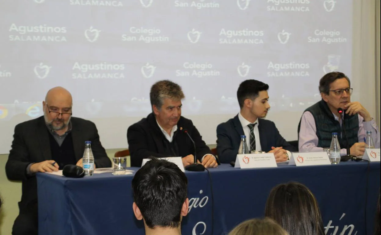 Ignaacio Cosidó (centro), ayer en el colegio San Agustín. 