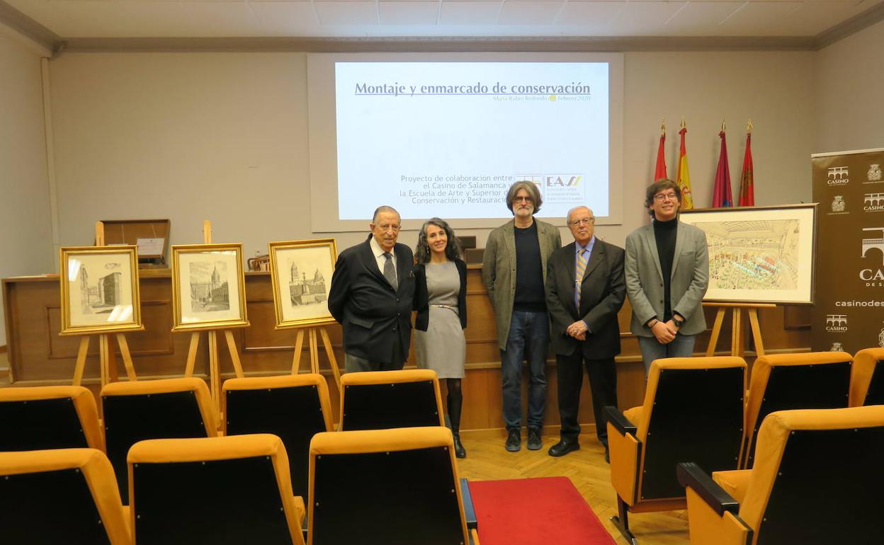 Responsables del Casino y la Escuela, durante la entrega de las obras en las que se ha intervenido. 