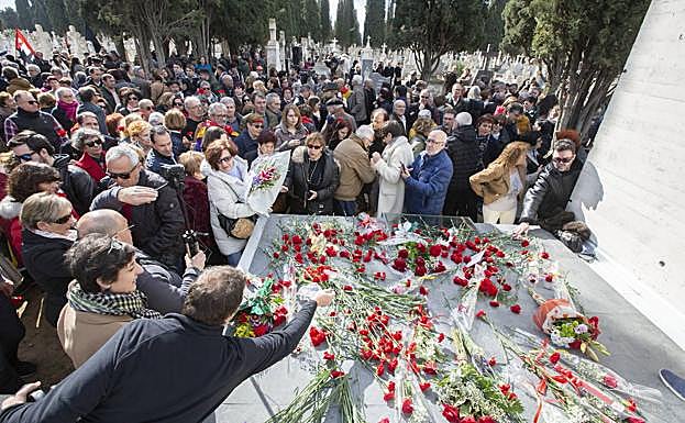 Homenaje a los represaliados en el cementerio de Valladolid el 16 de febrero.