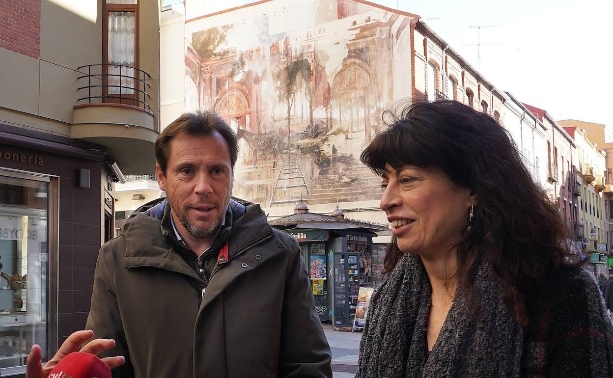 Óscar Puente y Ana Redondo, delante de una de las medianeras decoradas en la calle Mantería.