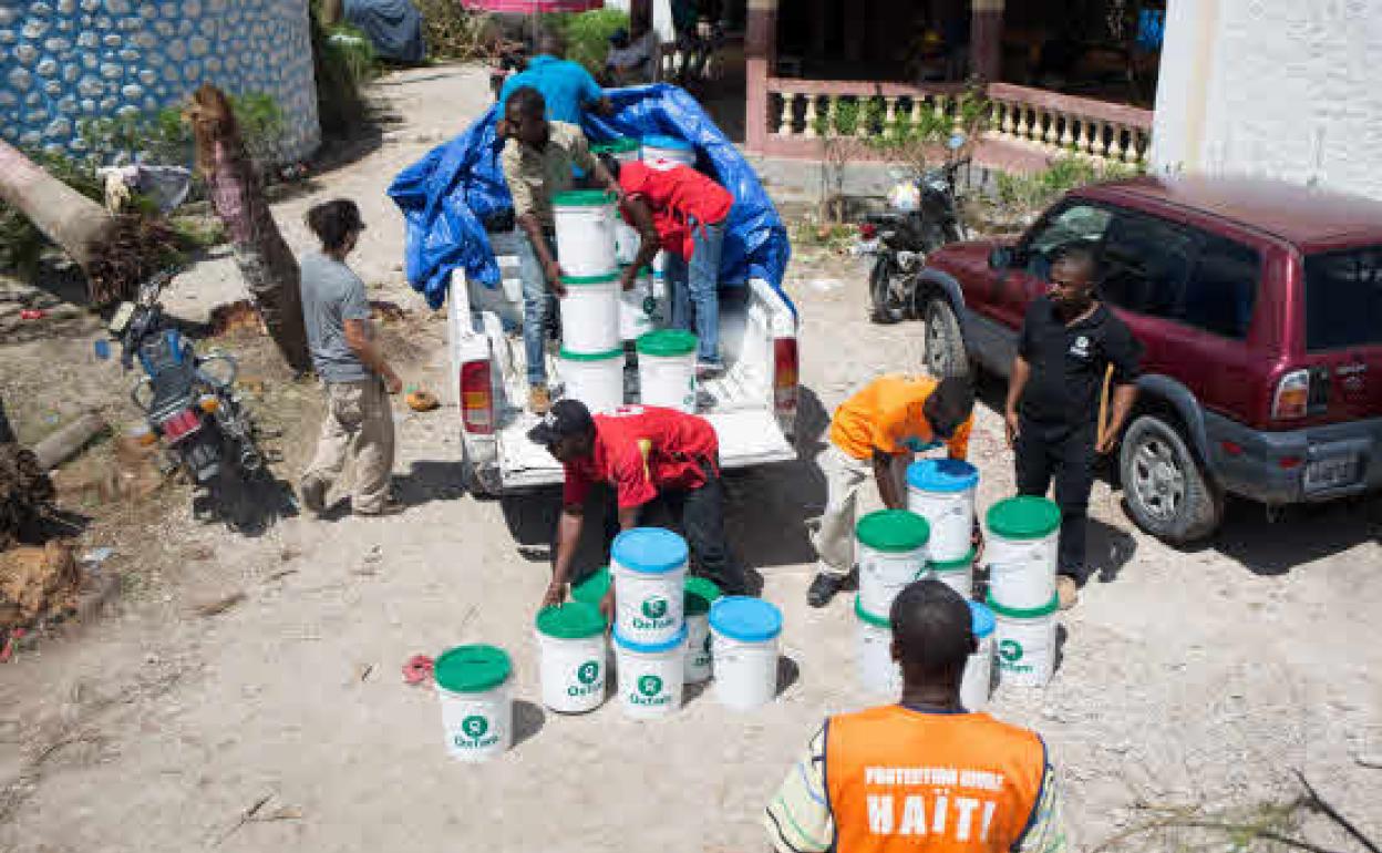 Miembros de Oxfam entregando ayuda humanitaria en Haití.