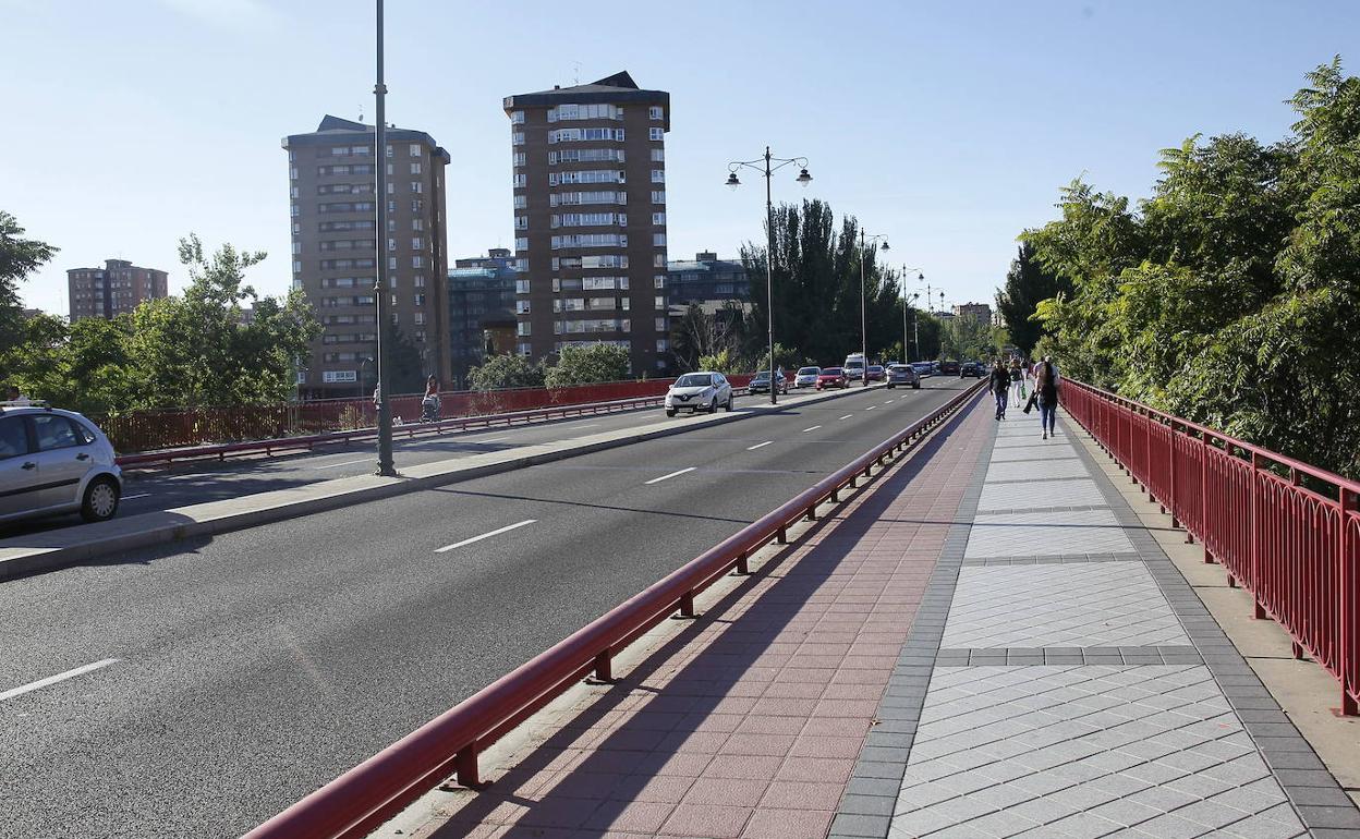 El herido fue localizado por los servicios de emergencia junto al puente Adolfo Suárez. 
