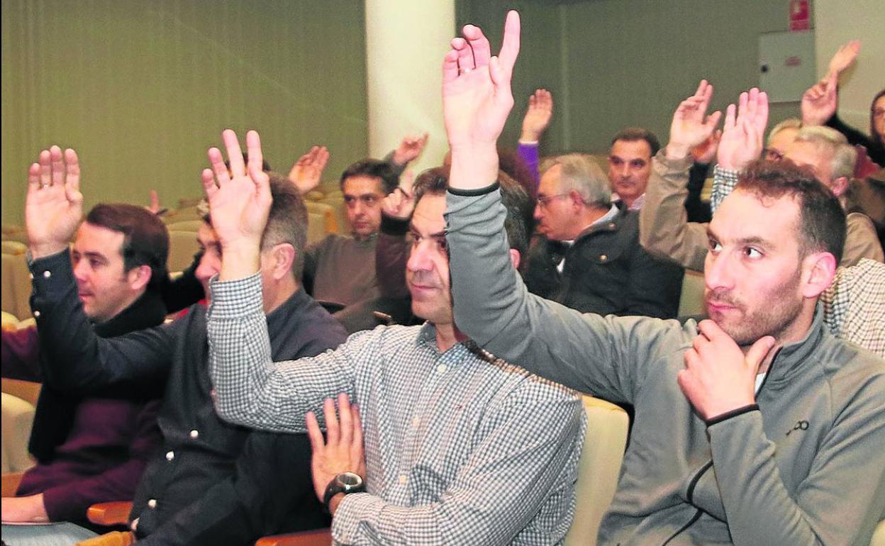 Un momento de la sesión de la junta general de procuradores. 