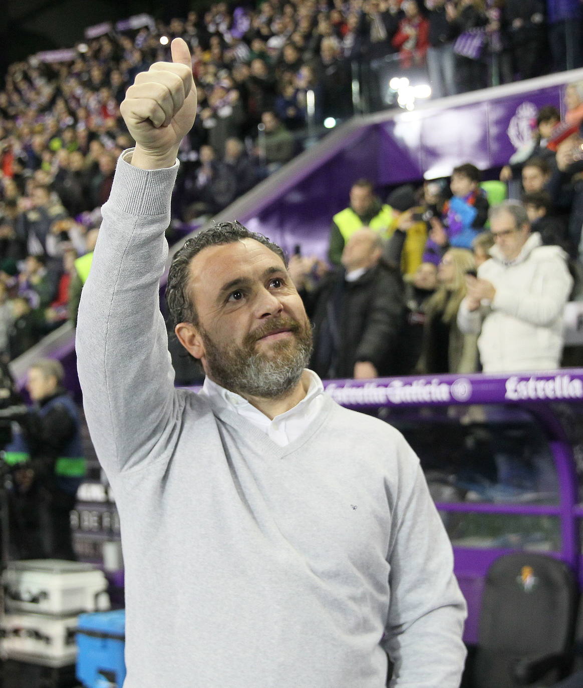 Sergio saluda a la grada de Zorrilla antes de un partido.