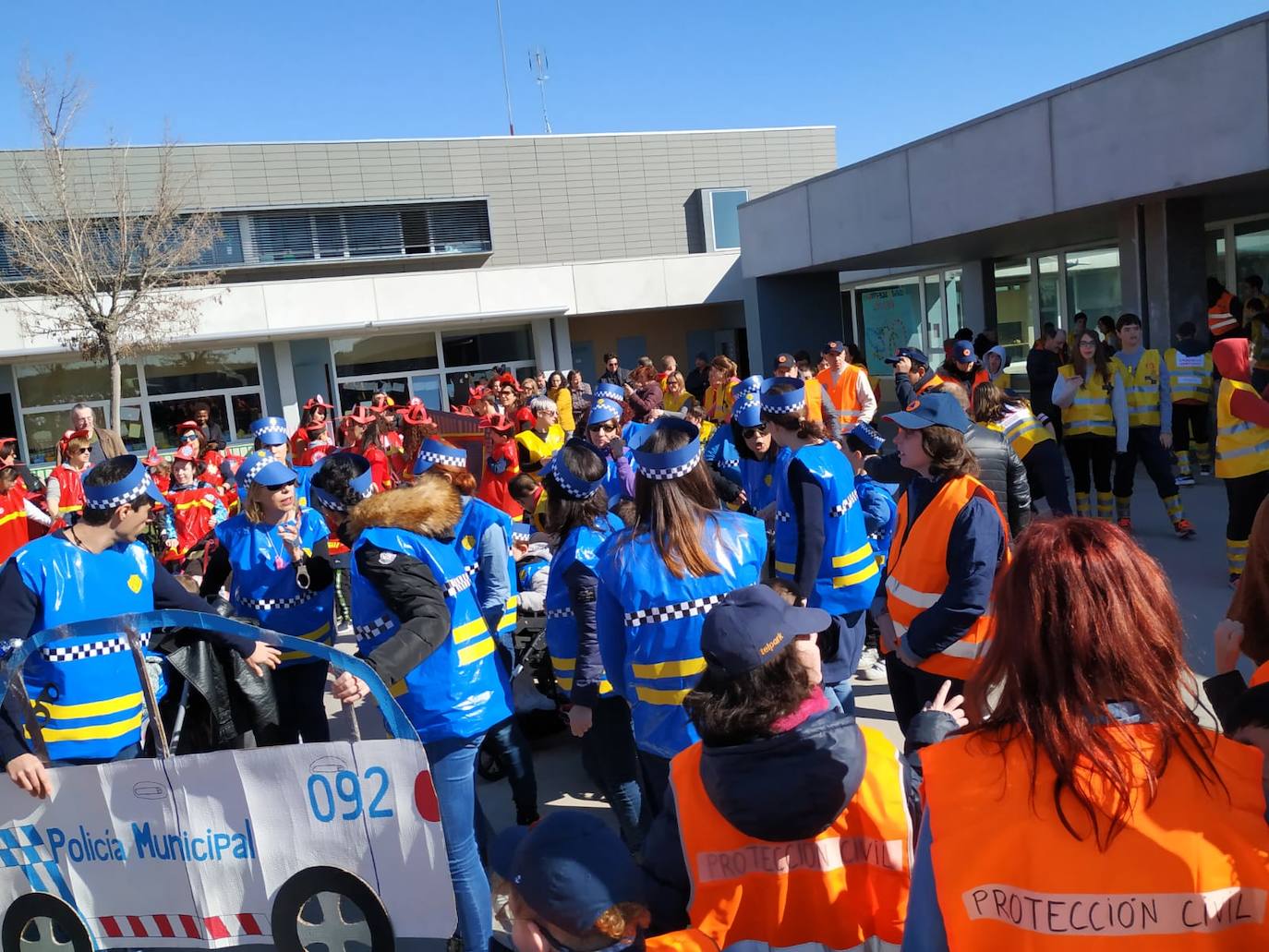 Con la temática de los Juegos Olímpicos, la comunidad educativa del colegio El Peral ha disfrutado del Carnaval con un pasacalles amenizado por la charanga Sal del Compás y posteriormente en el patio del colegio cada clase ha representado a un país de los que participarán el las "Olimperaladas". Antes de empezar, se proclamó el juramento olímpico y después todos los deportistas desfilaron con la música tradicional de su país. Tampoco faltaron los alumnos del CEE número 1 y una representación de residentes del Encinar del Rey que junto con las familias disfrutaron de este día caluroso de Carnaval.