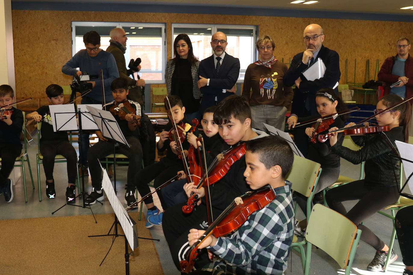 Visita del consejero de Cultura, Javier Ortega, a las aulas música del Colegio Allúe Morer.