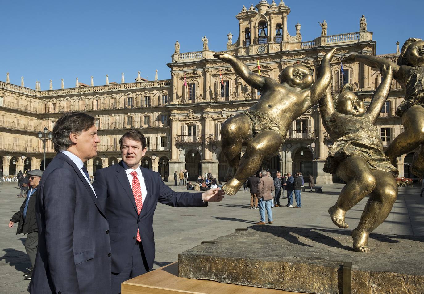 El presidente de la Junta de Castilla y León, Alfonso Fernández Mañueco se reúne con el alcalde de Salamanca, Carlos García Carbayo, en el Ayuntamiento de Salamanca.