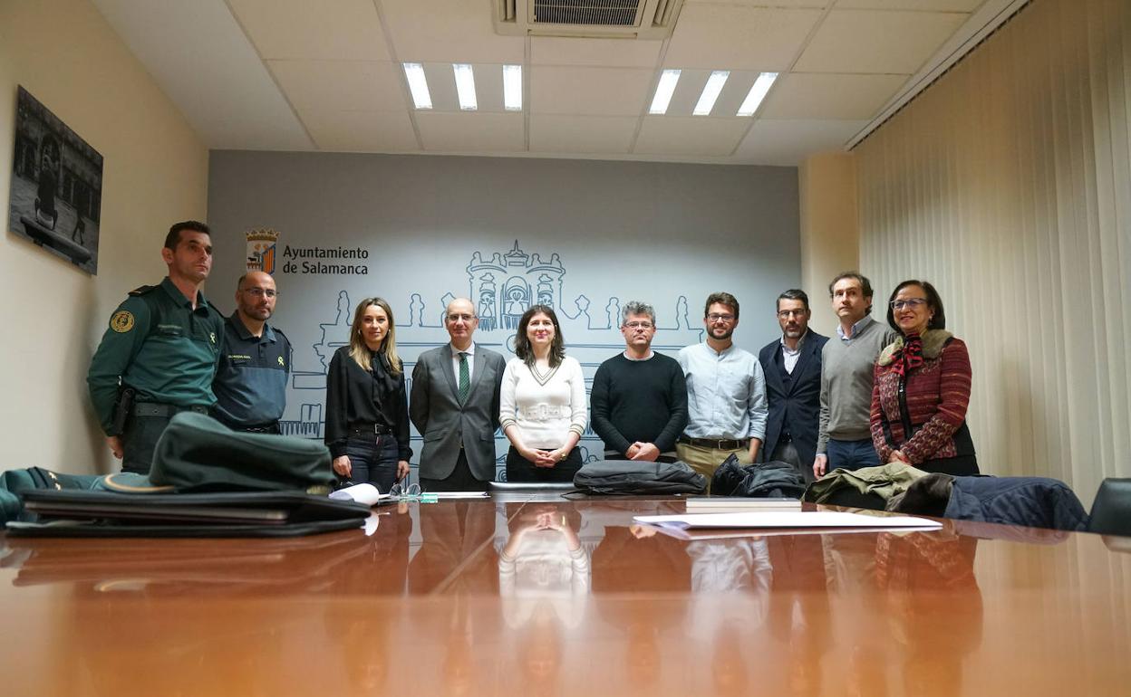 Representantes de Salamanca, pueblos vecinos y el Seprona, antes de la reunión de ayer. 