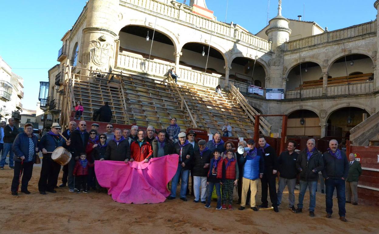 Los Amigos del alguacilillo tras la prueba del caballo.