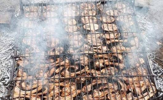 Unas chuletillas asadas en sarmientos.