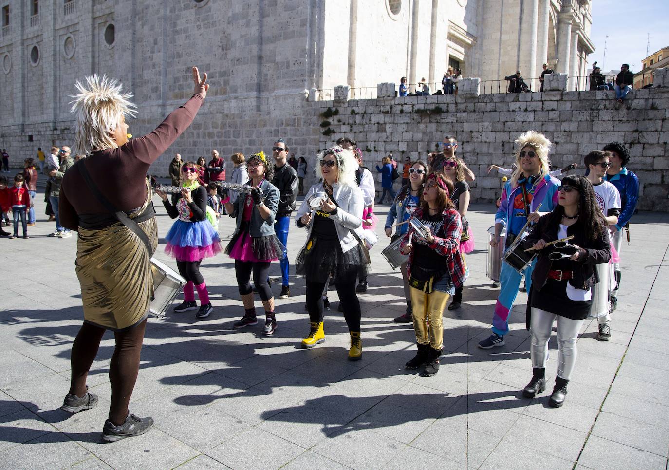 Decenas de vallisoletanos han disfrutado en la mañana de este sábado con el pasacalles de carnaval que ha recorrido la plaza de Portugalete. 