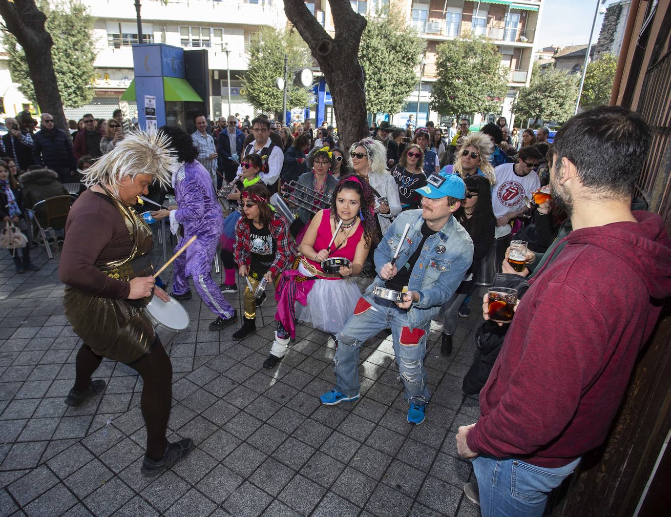 Decenas de vallisoletanos han disfrutado en la mañana de este sábado con el pasacalles de carnaval que ha recorrido la plaza de Portugalete. 