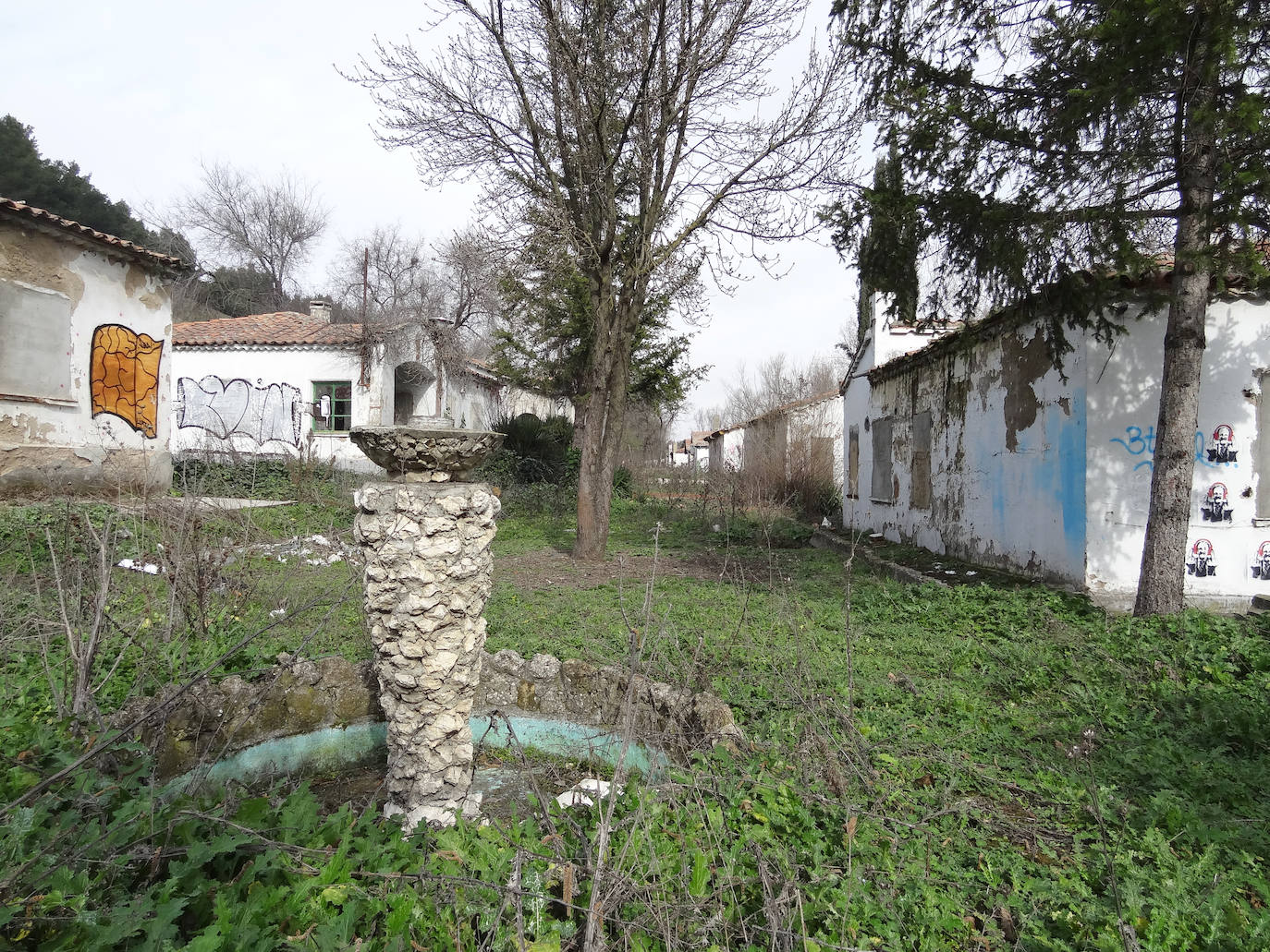 Grupo de viviendas San Alberto El Magno, inaugurado en 1951 y abandonado hoy a la espera de su urbanización.