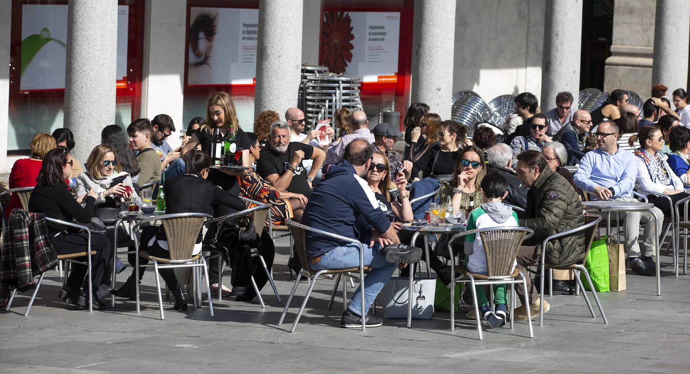 Los vallisoletanos ha aprovechado hoy el tiempo primaveral para tomar el aperitivo en las terrazas. 