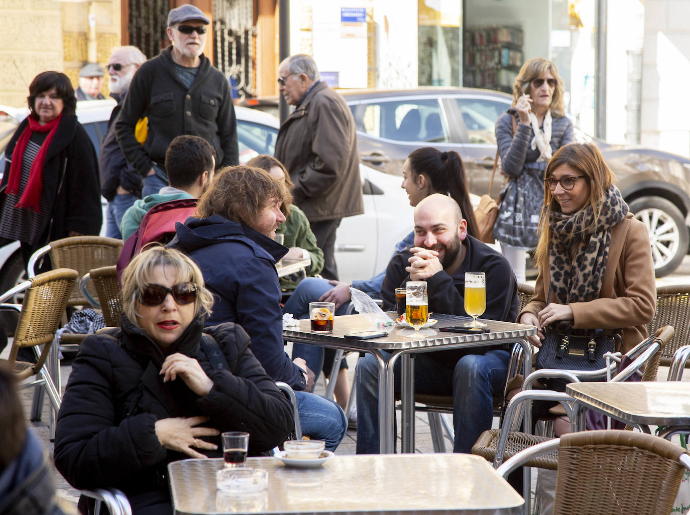 Los vallisoletanos ha aprovechado hoy el tiempo primaveral para tomar el aperitivo en las terrazas. 