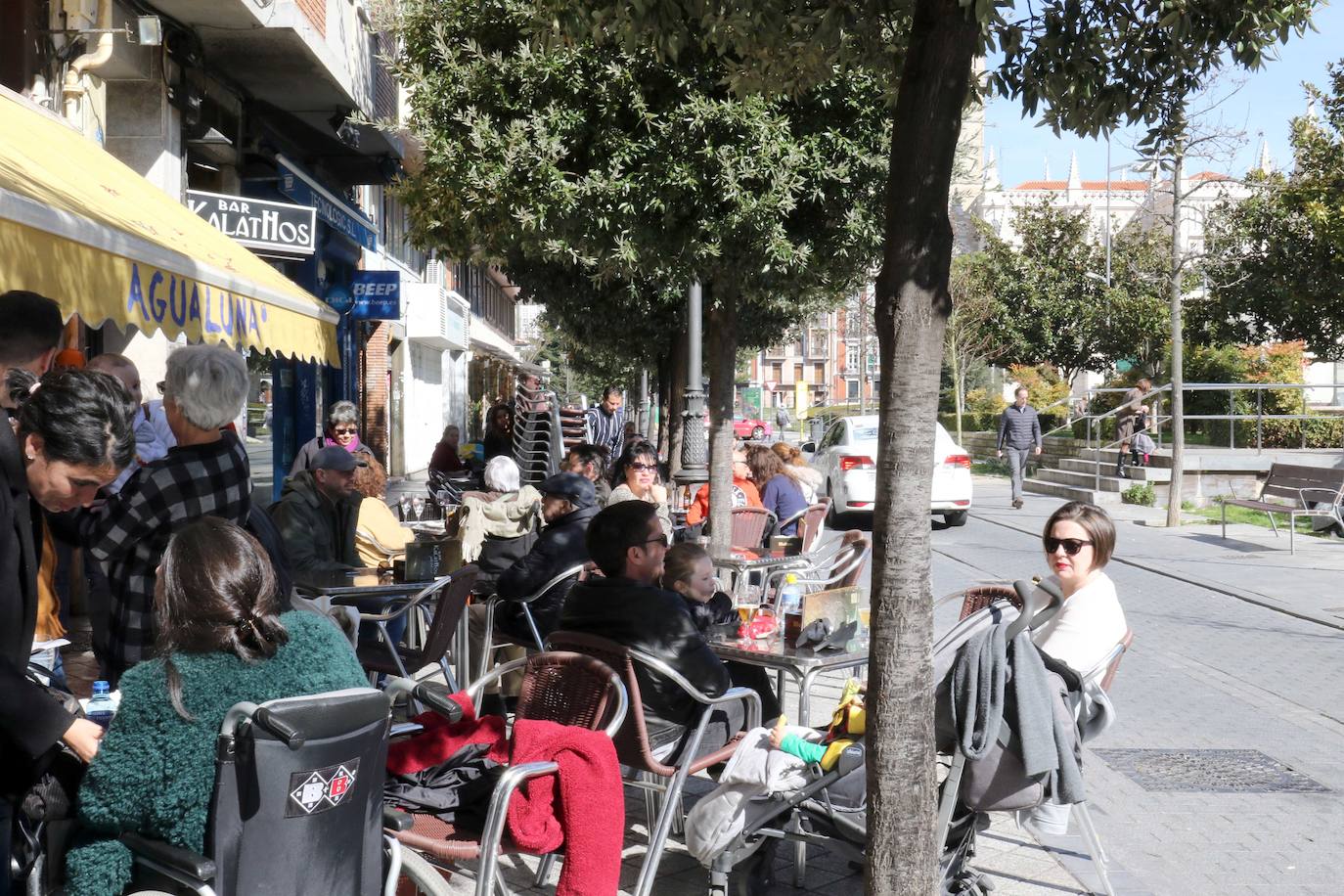 Los vallisoletanos ha aprovechado hoy el tiempo primaveral para tomar el aperitivo en las terrazas. 