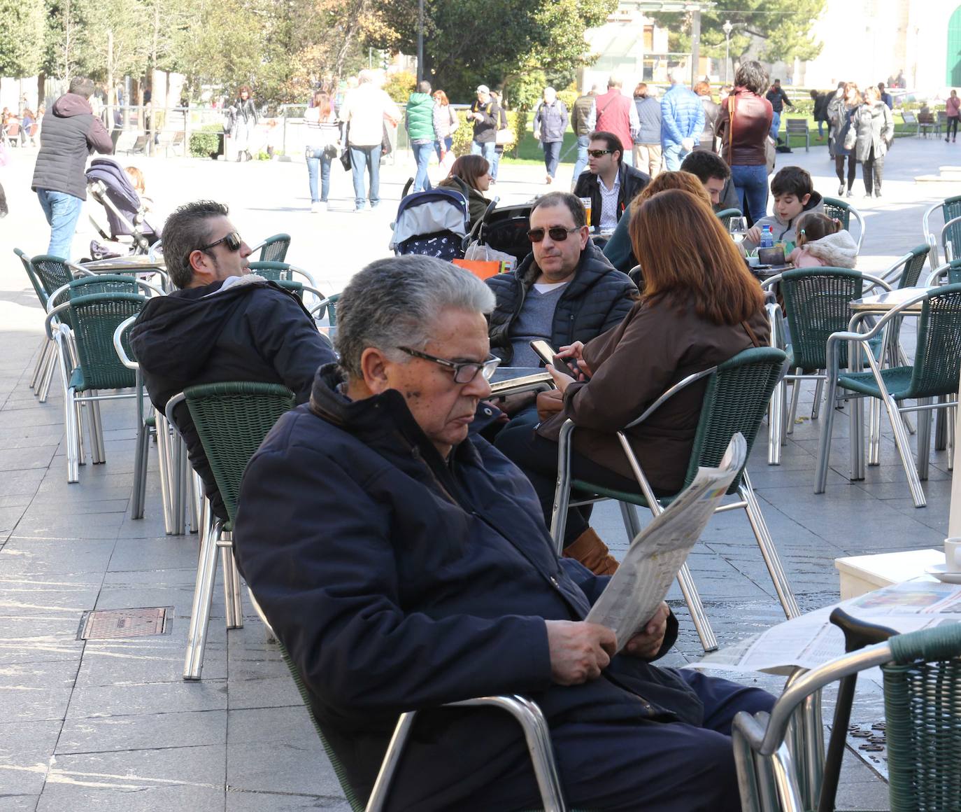 Los vallisoletanos ha aprovechado hoy el tiempo primaveral para tomar el aperitivo en las terrazas. 