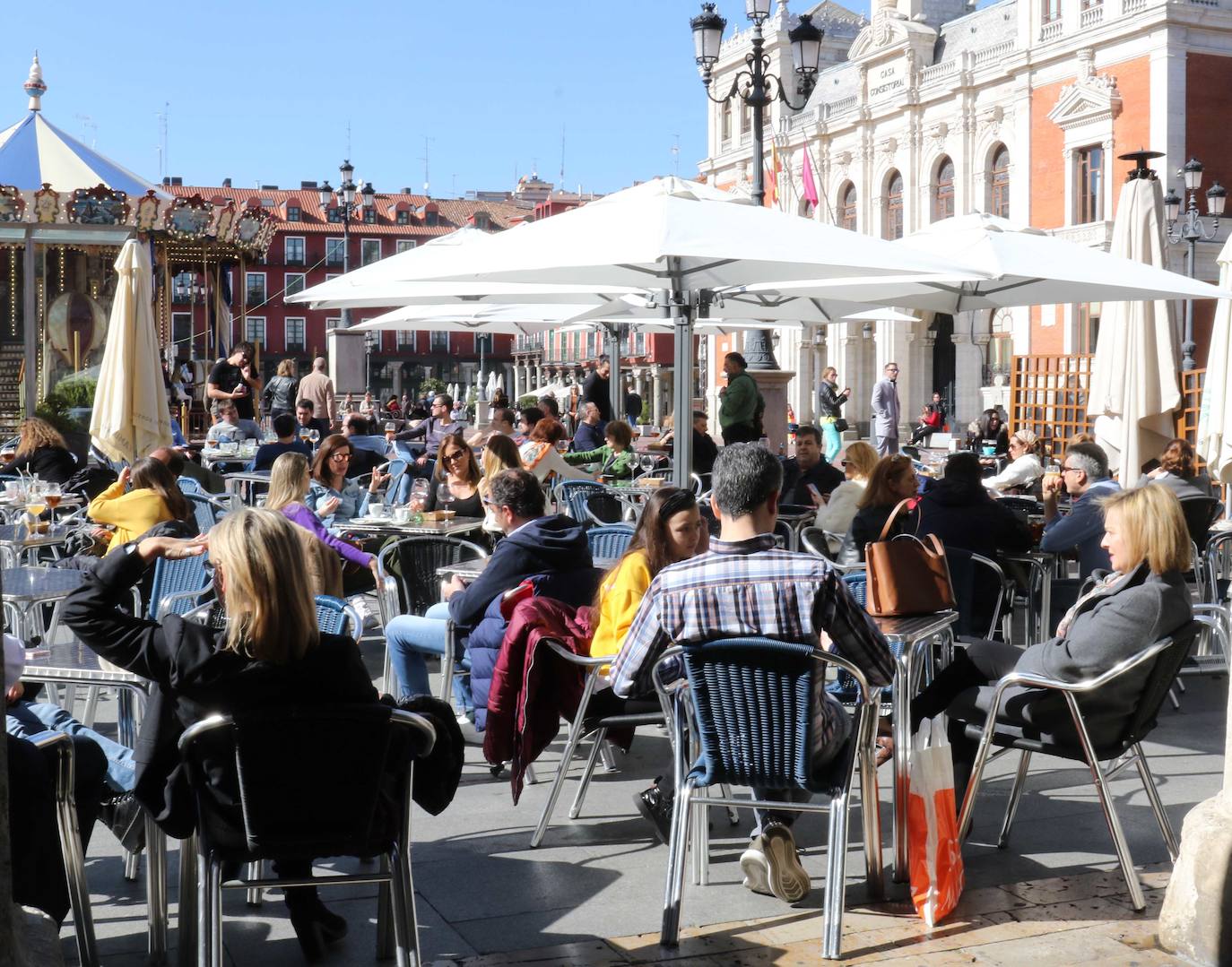 Los vallisoletanos ha aprovechado hoy el tiempo primaveral para tomar el aperitivo en las terrazas. 