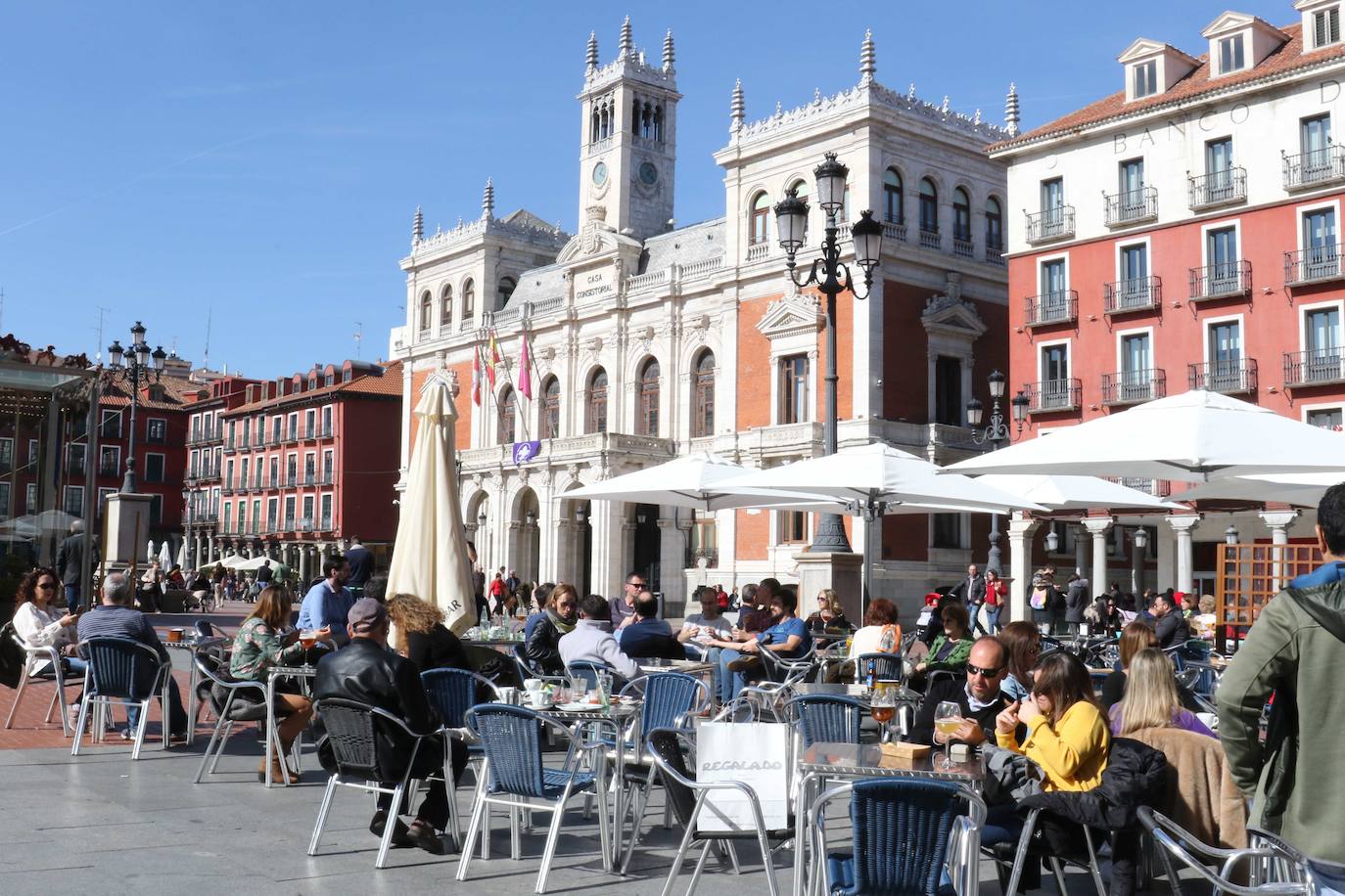 Los vallisoletanos ha aprovechado hoy el tiempo primaveral para tomar el aperitivo en las terrazas. 