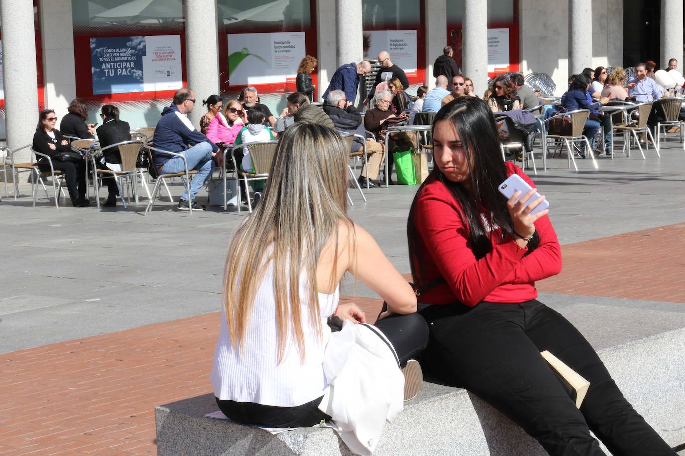 Los vallisoletanos ha aprovechado hoy el tiempo primaveral para tomar el aperitivo en las terrazas. 