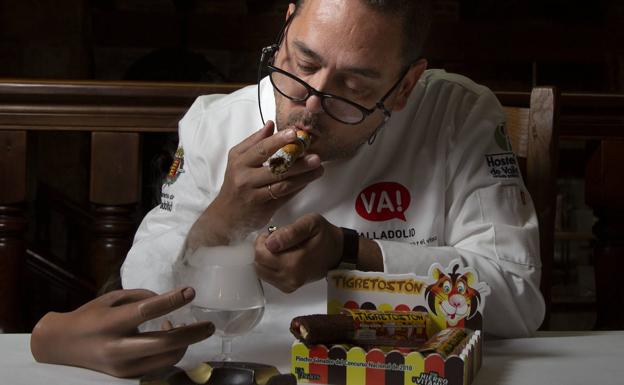 Antonio García fuma un puro que ha preparado con tartar de sardina