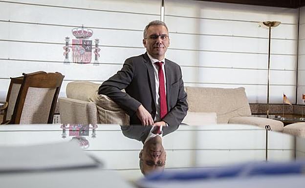 Javier Izquierdo, en el despacho de trabajo de la Delegación del Gobierno en Castilla y León.