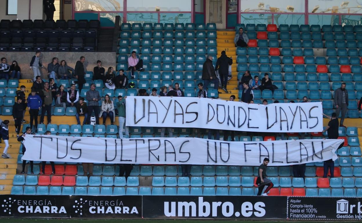 Seguidores del Salamanca CF UDS durante el entrenamiento del equipo. 