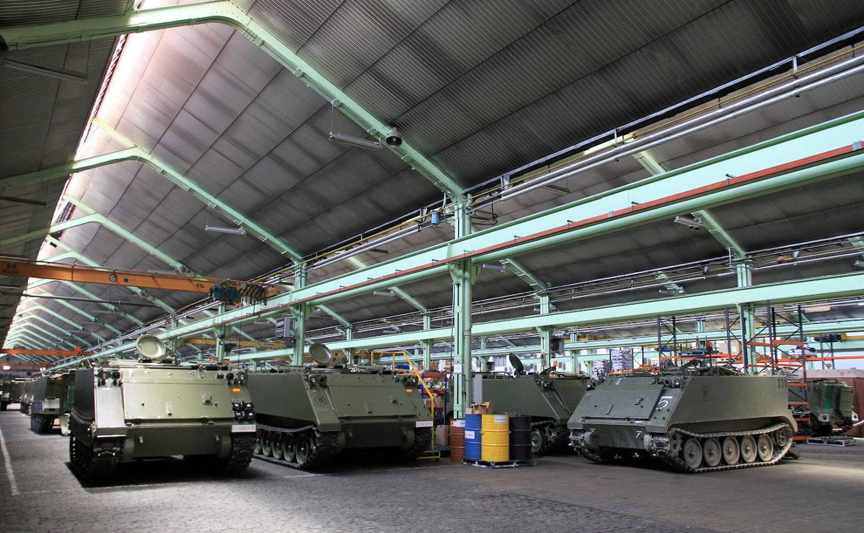 Vehículos de transporte oruga en el Parque y Centro de Mantenimiento de Sistemas Acorazados. 