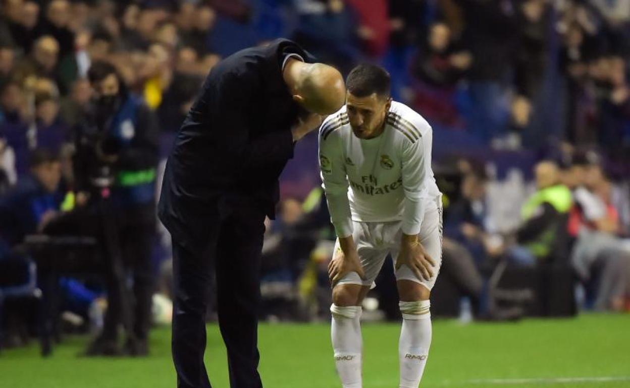 Eden Hazard, junto a Zinedine Zidane tras retirarse lesionado. 