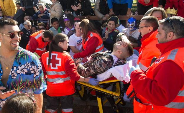 El joven corneado en el muslo, es trasladado por los servicios sanitarios.