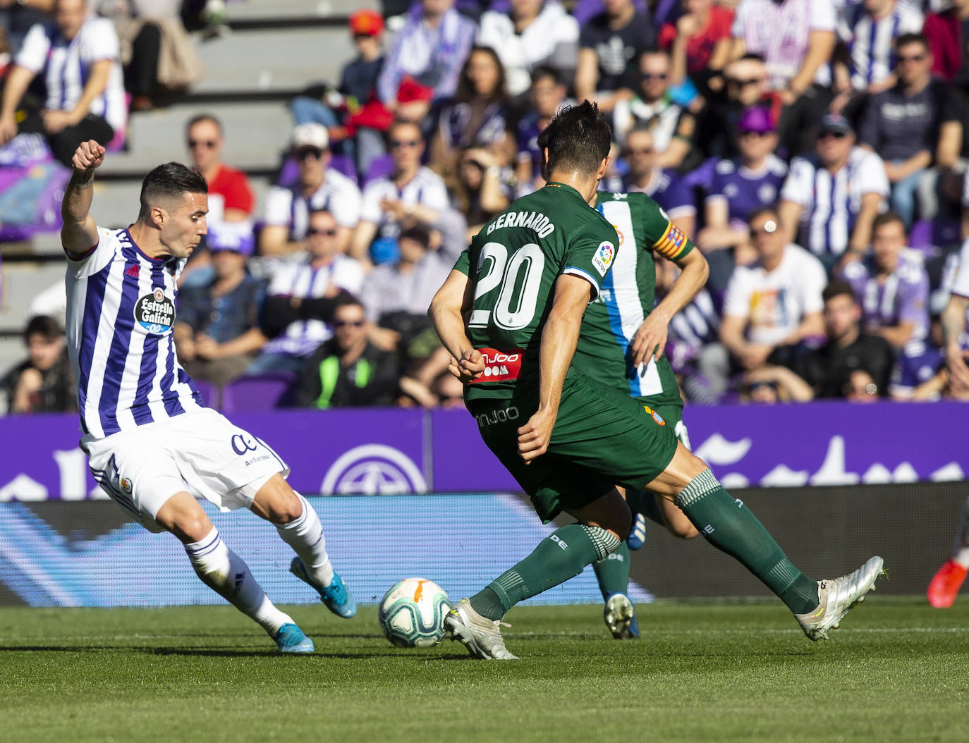 Los goles de Sandro y Sergi Guardiola desatascaron un partido plomizo en el que el Espanyol jugó con uno menos durante más de una hora. 