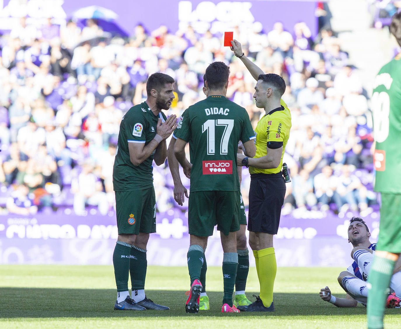 Los goles de Sandro y Sergi Guardiola desatascaron un partido plomizo en el que el Espanyol jugó con uno menos durante más de una hora. 