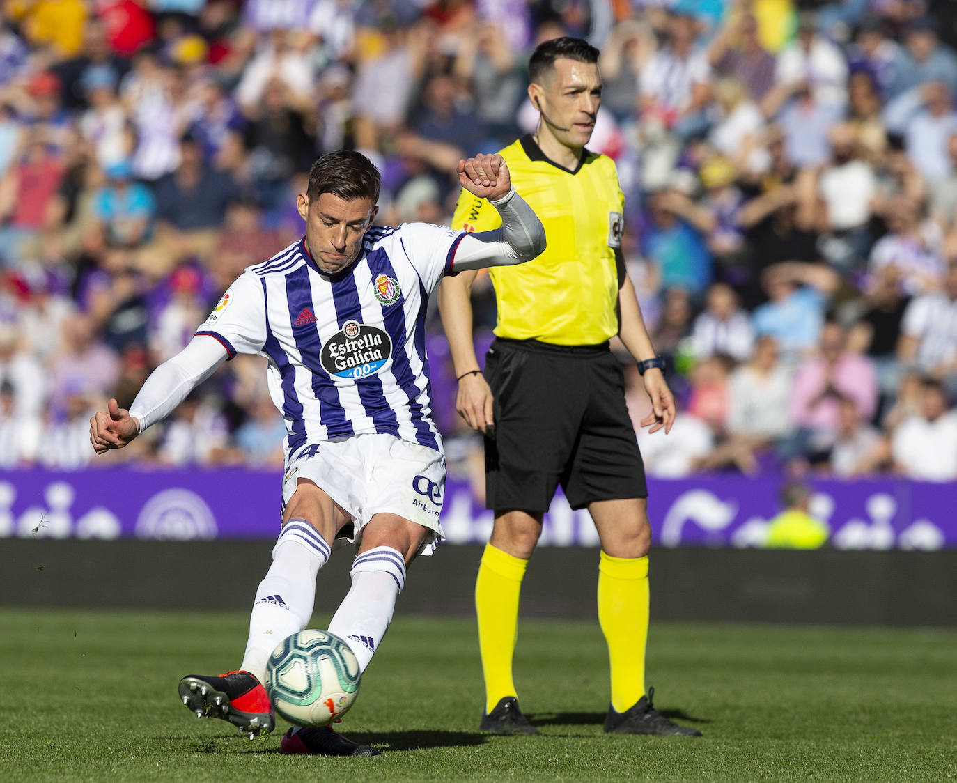 Los goles de Sandro y Sergi Guardiola desatascaron un partido plomizo en el que el Espanyol jugó con uno menos durante más de una hora. 