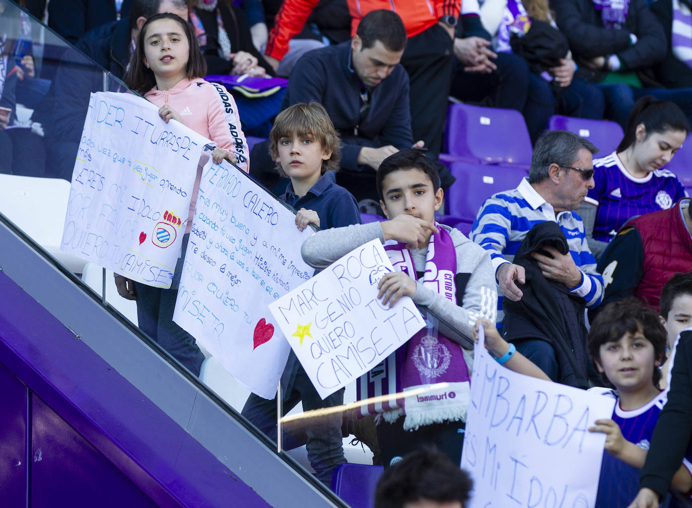 Los goles de Sandro y Sergi Guardiola desatascaron un partido plomizo en el que el Espanyol jugó con uno menos durante más de una hora. 