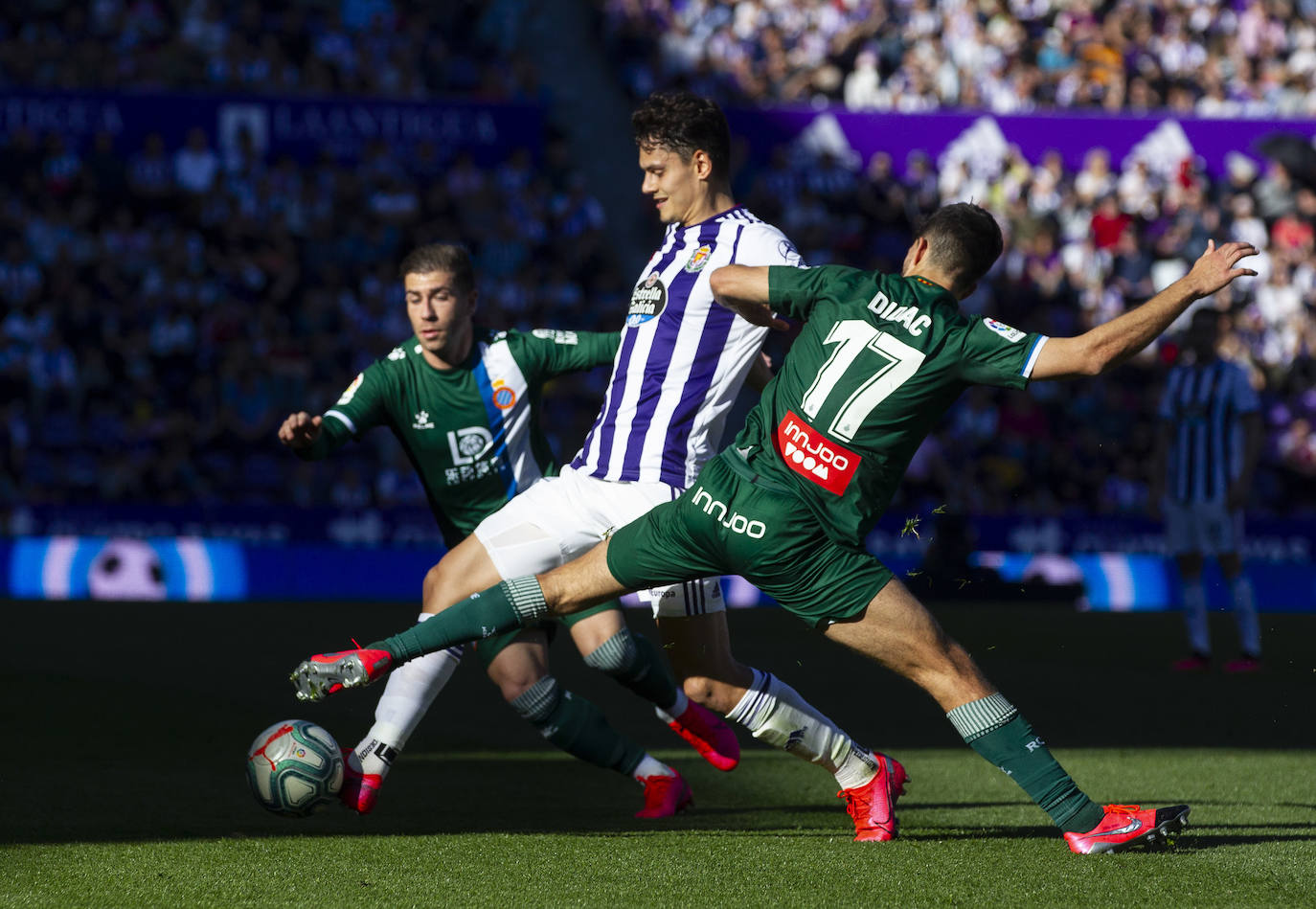 Los goles de Sandro y Sergi Guardiola desatascaron un partido plomizo en el que el Espanyol jugó con uno menos durante más de una hora. 