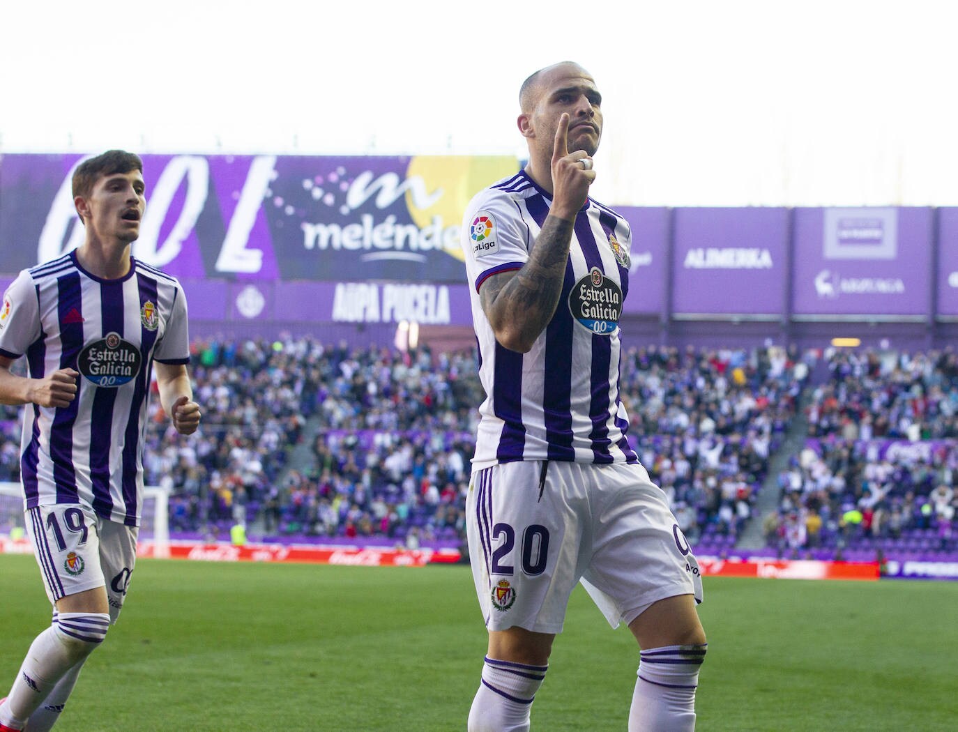 Los goles de Sandro y Sergi Guardiola desatascaron un partido plomizo en el que el Espanyol jugó con uno menos durante más de una hora. 