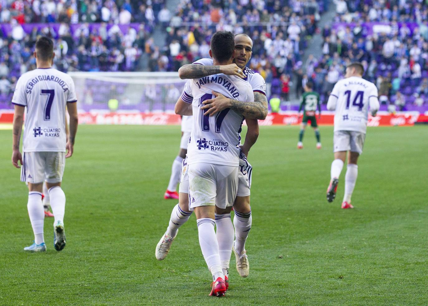 Los goles de Sandro y Sergi Guardiola desatascaron un partido plomizo en el que el Espanyol jugó con uno menos durante más de una hora. 