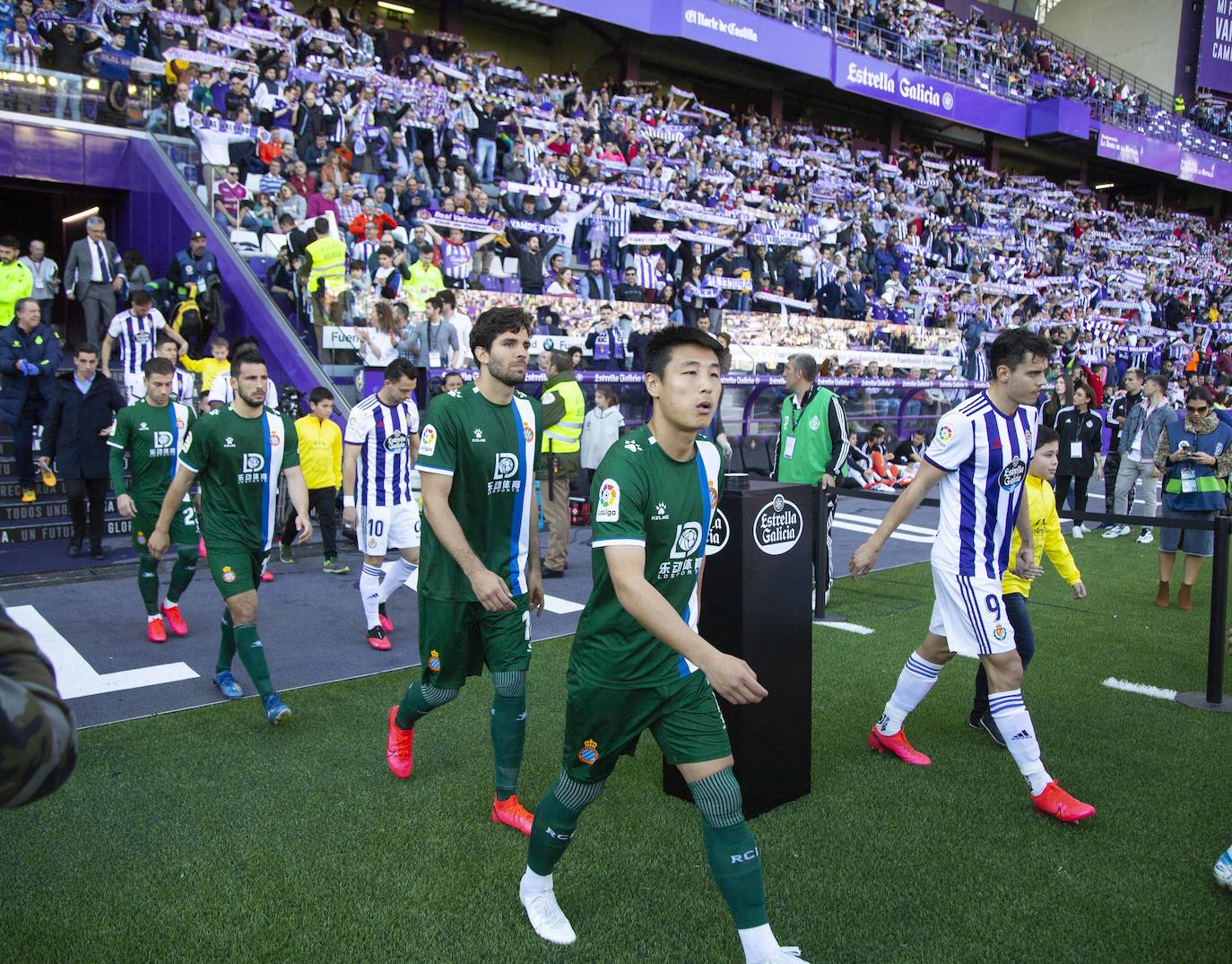 Los goles de Sandro y Sergi Guardiola desatascaron un partido plomizo en el que el Espanyol jugó con uno menos durante más de una hora. 