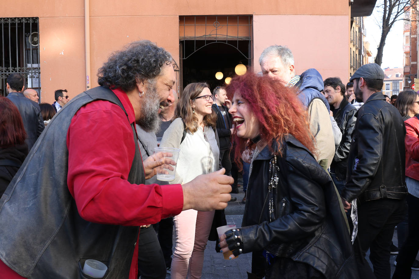 Cientos de personas han participado en la mañana de este domingo en la fiesta de despedida del mítico bar Penicilino, que reabrirá cuando se reforme el edificio. 