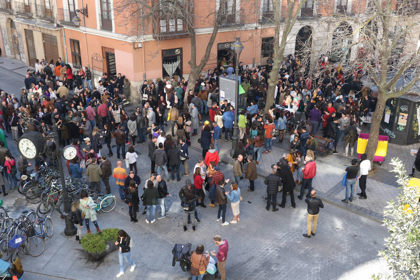 Cientos de personas han participado en la mañana de este domingo en la fiesta de despedida del mítico bar Penicilino, que reabrirá cuando se reforme el edificio. 