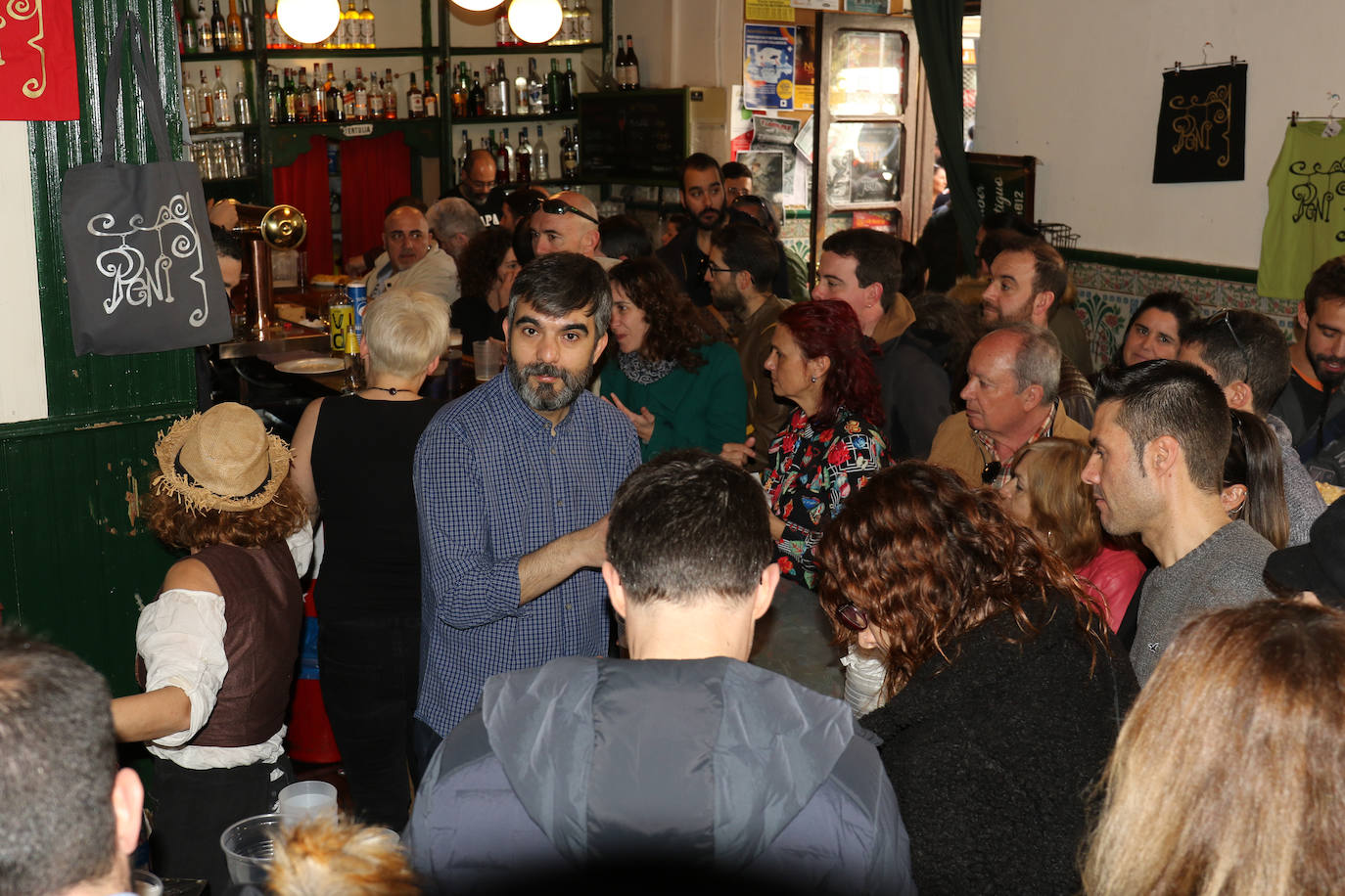 Cientos de personas han participado en la mañana de este domingo en la fiesta de despedida del mítico bar Penicilino, que reabrirá cuando se reforme el edificio. 