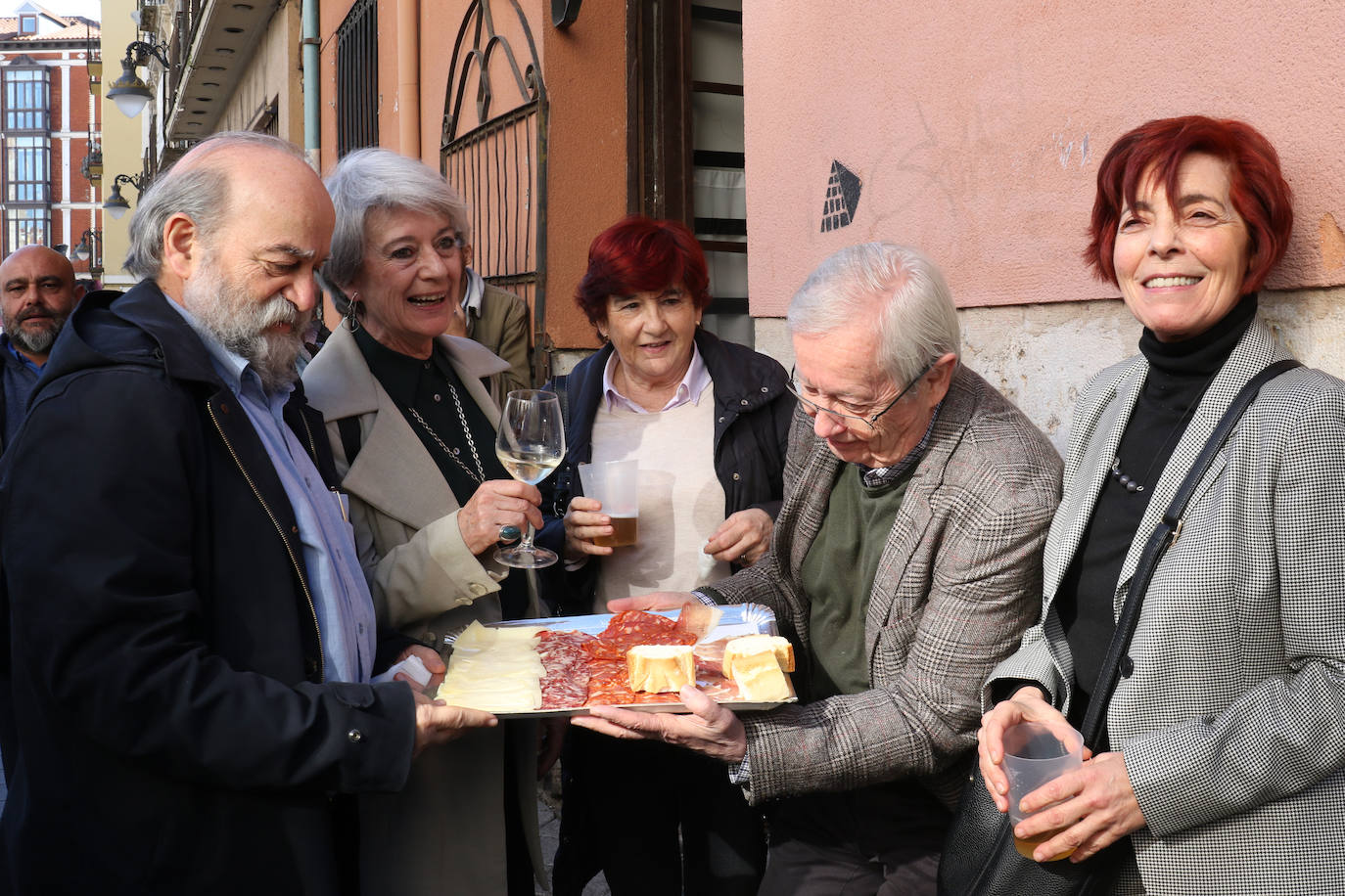 Cientos de personas han participado en la mañana de este domingo en la fiesta de despedida del mítico bar Penicilino, que reabrirá cuando se reforme el edificio. 