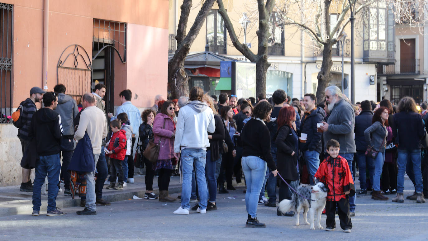 Cientos de personas han participado en la mañana de este domingo en la fiesta de despedida del mítico bar Penicilino, que reabrirá cuando se reforme el edificio. 