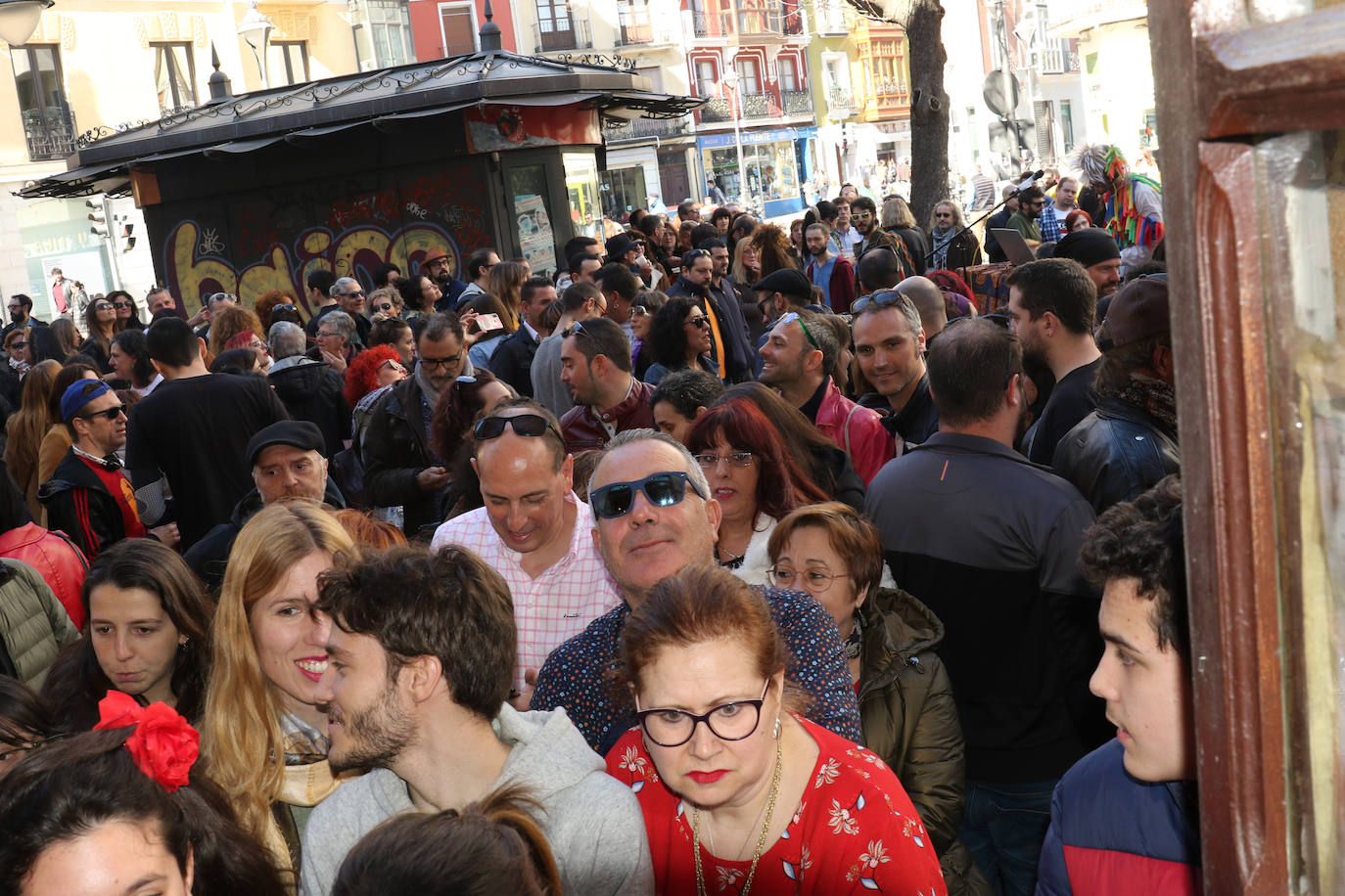 Cientos de personas han participado en la mañana de este domingo en la fiesta de despedida del mítico bar Penicilino, que reabrirá cuando se reforme el edificio. 