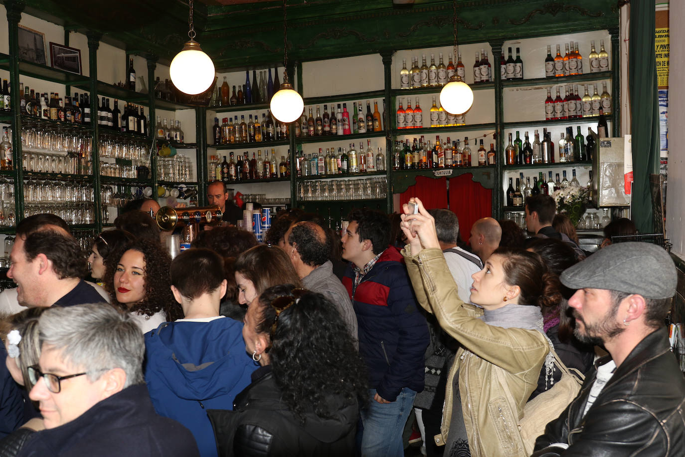 Cientos de personas han participado en la mañana de este domingo en la fiesta de despedida del mítico bar Penicilino, que reabrirá cuando se reforme el edificio. 